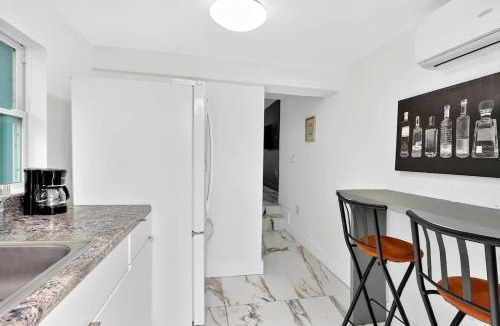 Hialeah Hotel | Cozy Studio with Parking Near Miami Airport