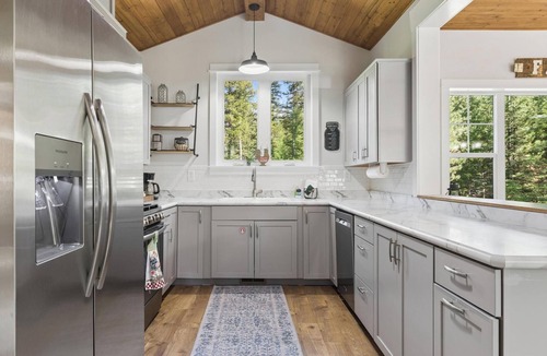 Martin City House | Cozy, Super Clean Farm Cottage w/Hot Tub – 10 Min to Glacier National Park