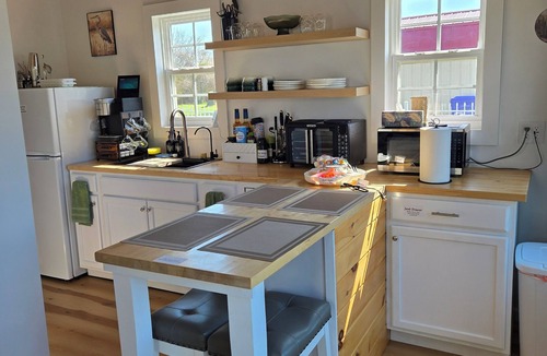 Little Creek Cottage | Cozy Tiny Home Near DE Turf & Bay Heron’s Nest Suite B 1BR w/AC, Dover