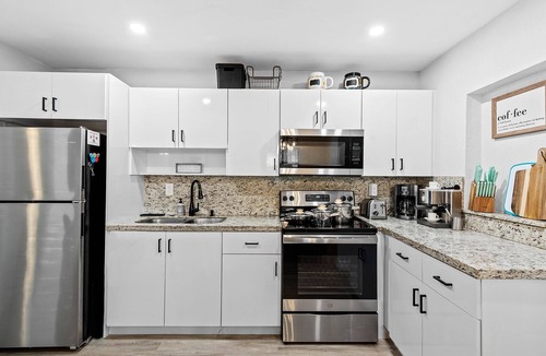 North Andrews Gardens House | Cozy Two King Beds 5 BED/3 BATH House - 3 mi from Lauderdale-by-the-sea beach!