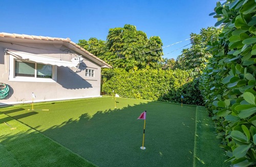 North Miami Beach House | Cozy Villa | Grill | Mini Golf | Billiards | Pool
