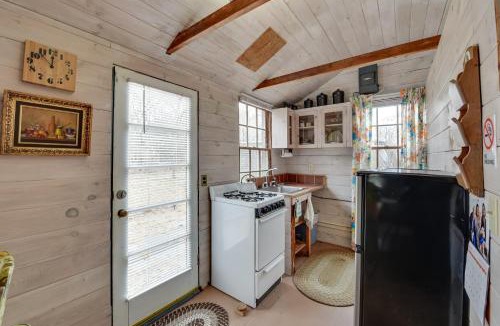 Tisbury House | Cozy Vineyard Haven Cottage < 1 Mi to Beach!