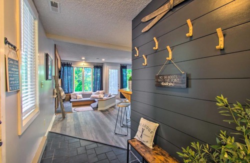Nellysford House | Cozy Wintergreen Home with Balcony and Fireplace!