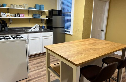 Pittsburgh Apartment | Crew Housing: Sleeps 28! 7BR w/15 Beds & 4 Baths