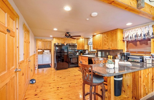 Schellsburg Cabin | Crimson Pine 2 Kings Firepit 11mi to ATV Park