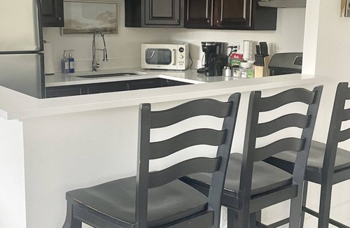 Aurora Highlands Condo | Crystal City Charm 2BR/Free Parking 406