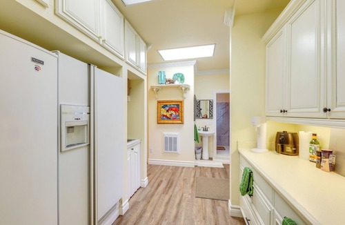 Libby Apartment | Crystal Lake Retreat Apt: Walk to Happy's Inn!