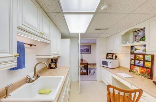 Libby Apartment | Crystal Lake Retreat Apt: Walk to Happy's Inn!