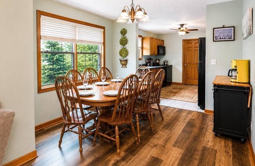 Snowshoe House | CS J38 | Mountain Bike HQ | 3 Levels + Dogs Welcome