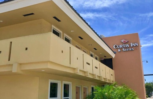 Hollywood Lakes Hotel | Curtis Inn & Suites