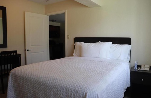 Hollywood Lakes Hotel | Curtis Inn & Suites