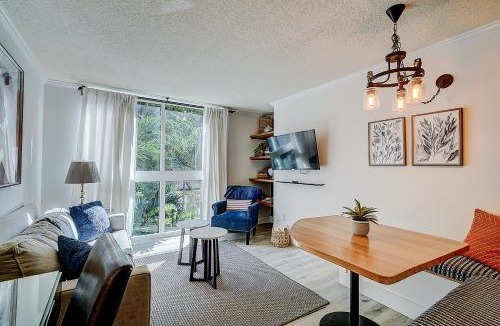 Coconut Grove House | Cute 1 bedroom unit located in Condo Hotel in the heart of Coconut Grove Free Parking