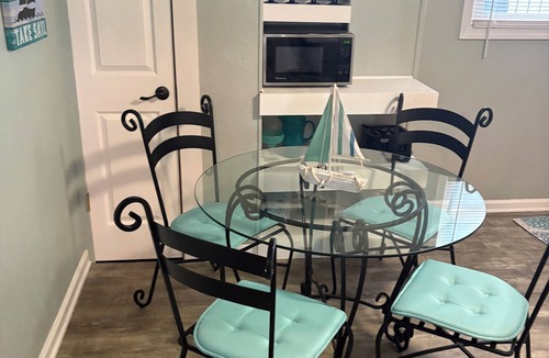 Little Salisbury Condo | Cute and Cozy ! Steps to the beach!