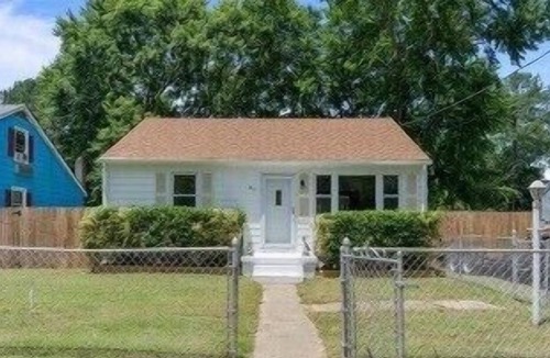 Issue House | Cute, Charming House that is Pet Friendly and less than 10 minutes from Beach