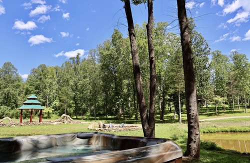 Stanardsville Apartment | D · Royal Suite at White Lotus Eco Spa Retreat