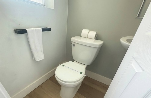 North Beach Apartment | Dania Beach 1BR | Near Ocean + Parking