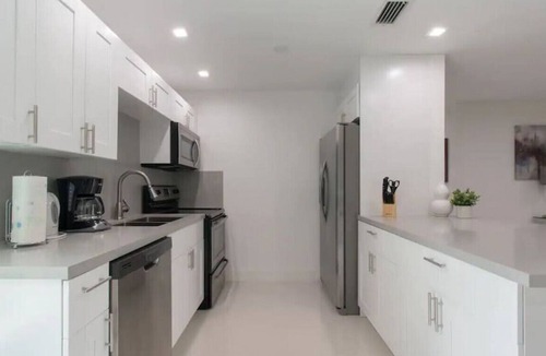 Fort Lauderdale House | Dania Beach Beauty 3BR with Hot Tub