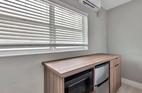 North Beach Apartment | Dania Beach Getaway 2 Studios for 6 Guests