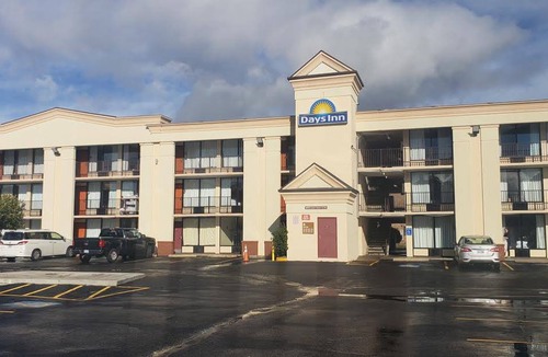Coliseum Central Hotel | Days Inn by Wyndham Hampton Near Coliseum Convention Center