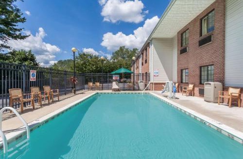 Cambridge Hotel | Days Inn & Suites by Wyndham Cambridge