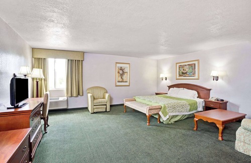Fullerton Hotel | Days Inn & Suites by Wyndham Fullerton