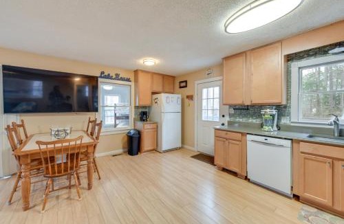 Bracey Apartment | Deck & Lake Gaston Access: Dog-Friendly Getaway