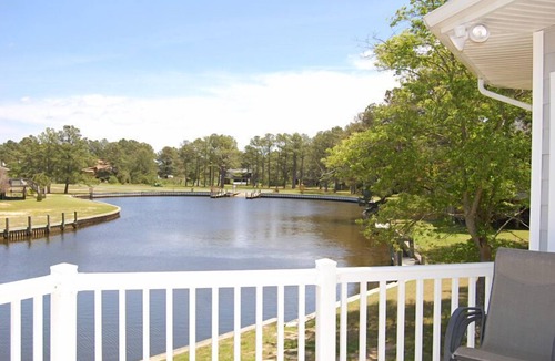 Deep Hole House | Dee's Nest- Canalfront in Oyster Bay with Boat Dock