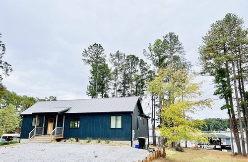 Henrico House | Deep water, main lake view, large boathouse!