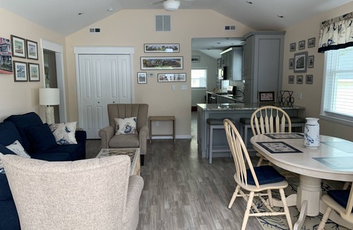 Villas House | Delightful DOG FRIENDY Vacation Home by the Bay for Couples and Families.