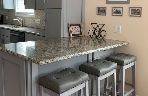 Villas House | Delightful DOG FRIENDY Vacation Home by the Bay for Couples and Families.