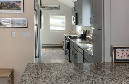 Villas House | Delightful DOG FRIENDY Vacation Home by the Bay for Couples and Families.