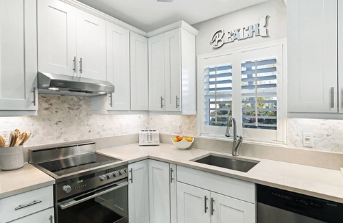Delray Beach Apartment | Delray Breezes !NEW! WALK to BEACH & THE AVE!