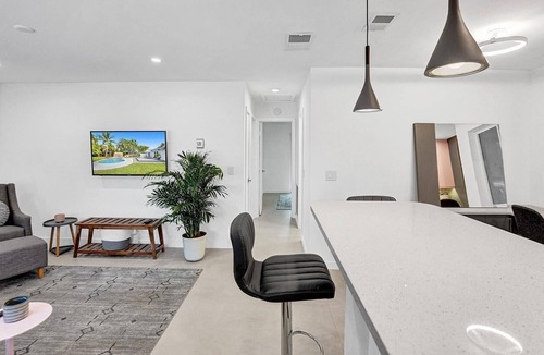 Oakland Park Villa | Deluxe 3/2 Duplex w/Jacuzzi