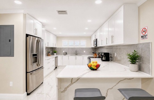 South Lake Villa | Deluxe 5BR/3BA Villa in Hollywood Lakes near Beach