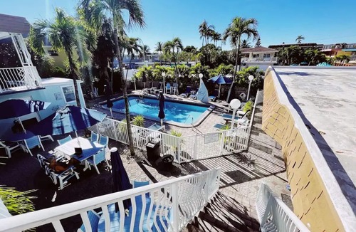 Lauderdale-by-the-Sea Apartment | Deluxe Double Apt - Pool, Free Parking, Walk to Beach & Dining