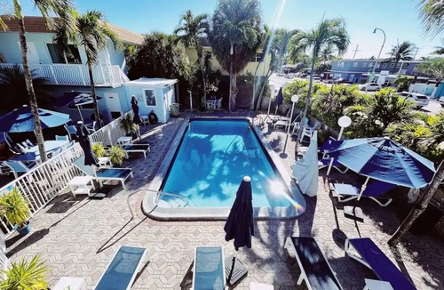 Lauderdale-by-the-Sea Apartment | Deluxe Double Apt - Pool, Free Parking, Walk to Beach & Dining