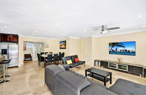Dania Beach House | Deluxe Home Heated Pool & Jetted Tub near Beach & Casino