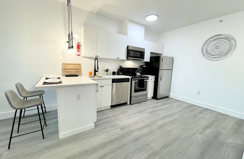 Elizabeth Apartment | Deluxe King 1BR w/Pool + Gym Near NYC & MetLife