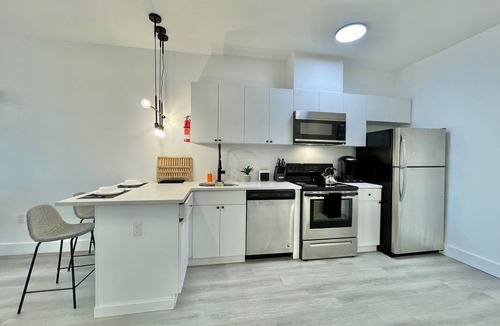 Elizabeth Apartment | Deluxe King 1BR w/Pool + Gym Near NYC & MetLife