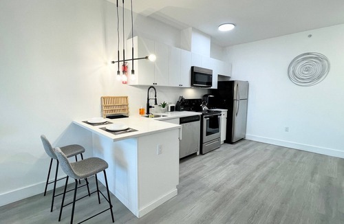 Elizabeth Apartment | Deluxe King 1BR w/Pool + Gym Near NYC & MetLife