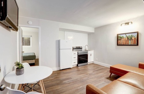 Wildwood Apartment | Deluxe Queen One Bedroom Suite 203