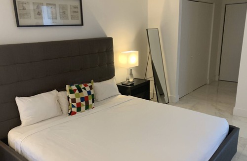 Hallandale Beach Resort | Deluxe resort penthouse with water views