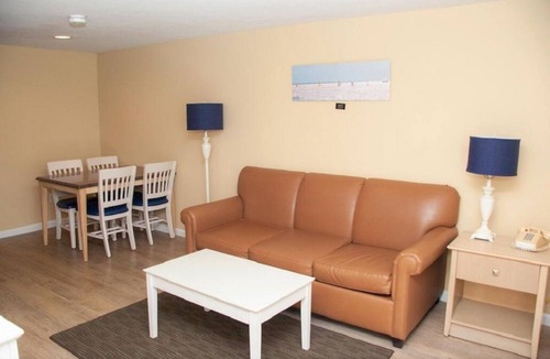 Mara Vista Resort | Deluxe suite at the oceanfront Surfside Resort