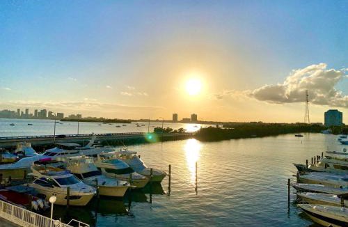 North Bay Village Apartment | Deluxe waterfront one bedroom apartment with Miami Skyline view, free parking 5 mins drive to Miami Beach