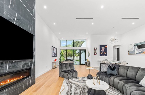 Buena Vista Villa | Design District Luxury Estate