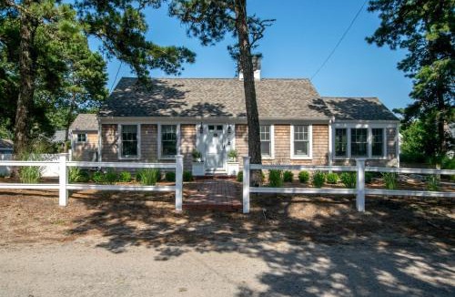 Northwest Harwich House | Designed for vacation Easy 0 3 mi walk to Grey Neck Beach