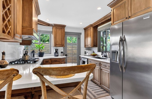 Silver Triangle House | Designer Home + Backyard Oasis + Firepit | Mins to Universal | Laurel Terrace