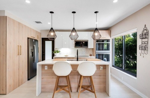 Spring Garden House | Designer Home w Pool & Fire pit - Free Parking, BBQ Grill, 10 min to Brickell