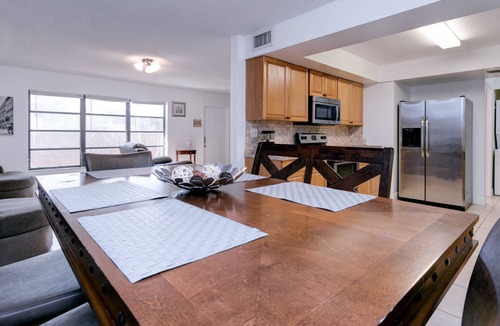 Fort Lauderdale Villa | DESIGNER OASIS RESORT .12 BEDROOMS .7 BATHS .PRIVATE RESORT .SLEEPS 24 GUESTS
