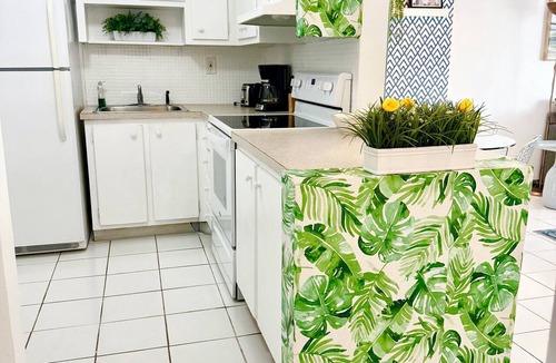 Aventura Condo | Designer’s 1-Bedrm condo 1-Block to Aventura Mall! Parking
